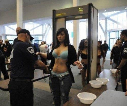 hotgirl-grabbed%20-airport-security-frisked-13409897963.jpg
